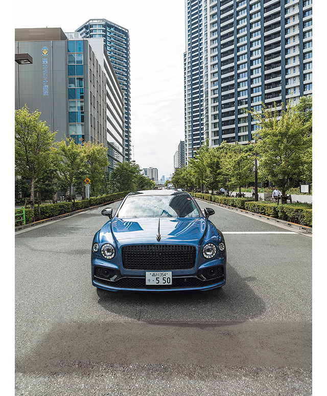 ベントレー「フライングスパーS」アンロックすると自動的にヘッドライトとボンネットマスコットが光る