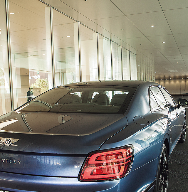 ベントレー「フライングスパーS」シャープなボディーラインが軽やかさを演出