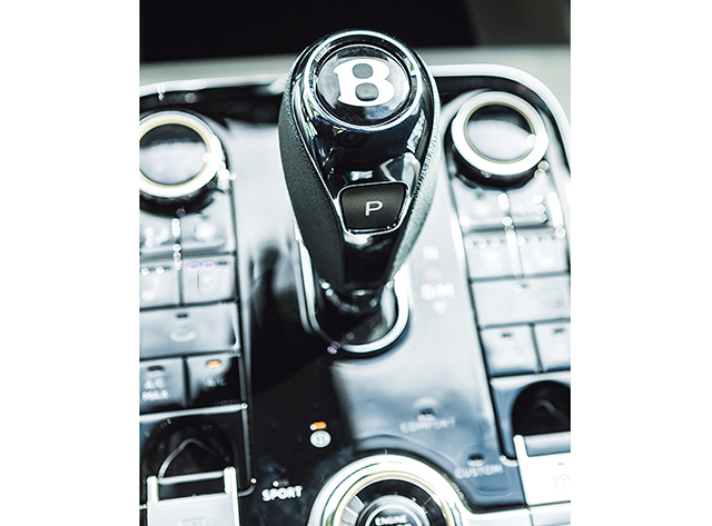 ベントレー「フライングスパーS」重厚感のあるセンターコンソール