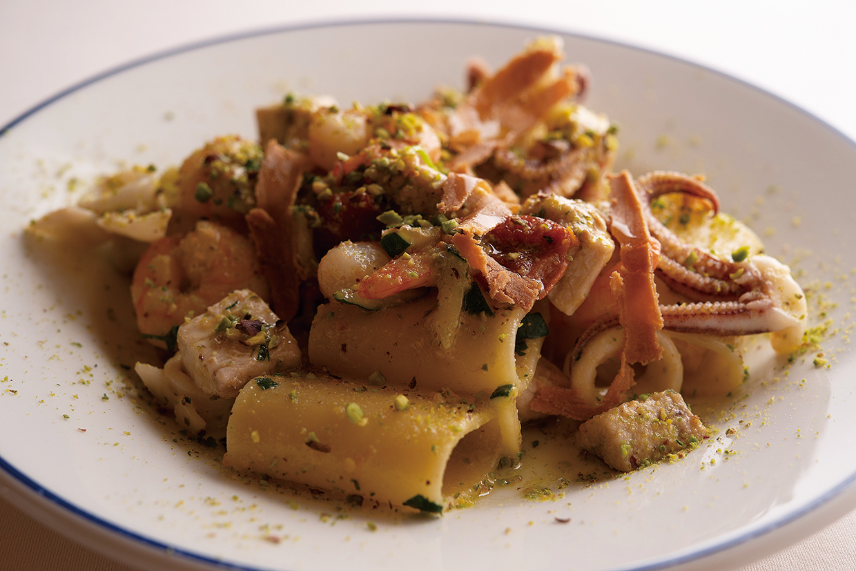 トラットリア シチリアーナ・ドンチッチョ。ヤリイカとズッキーニを、幅広で食べ応えのあるパスタ