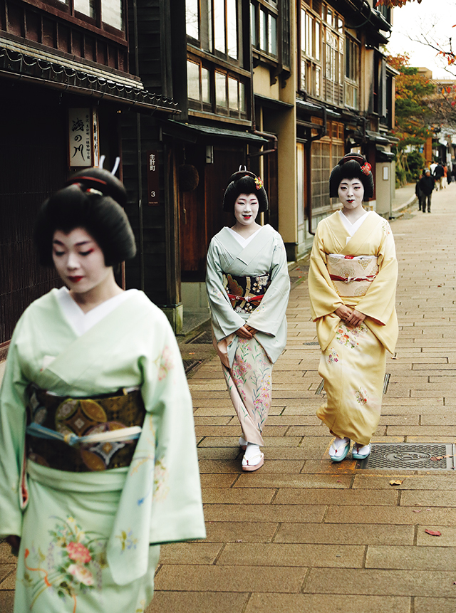 金沢、主計町の風景は芸妓姿あってこそ、より映える