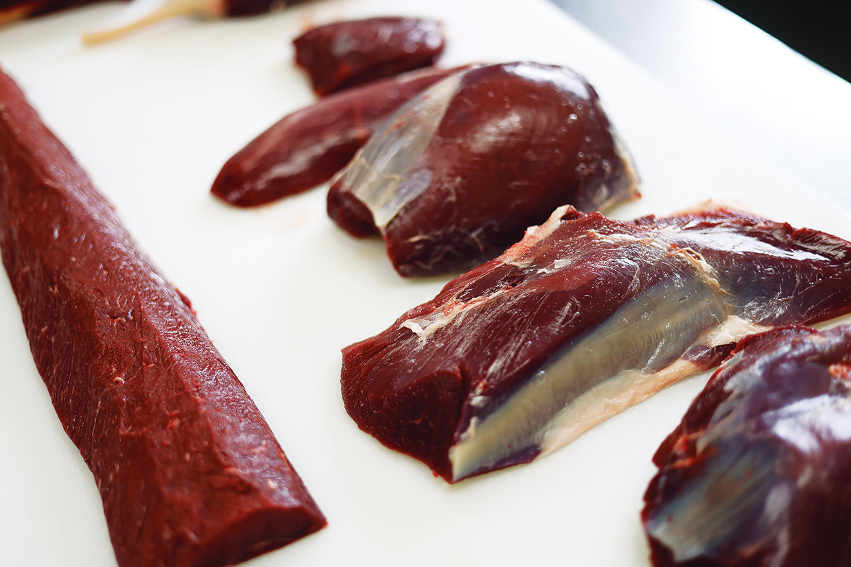 鳥取県、わかさ29工房。ジビエ。脂身をそぎ落とした鹿のロース肉（左）と、もも肉