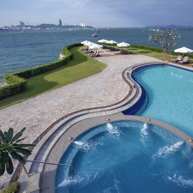 にぎわいリゾートに、白浜と庭園の隠れオアシス