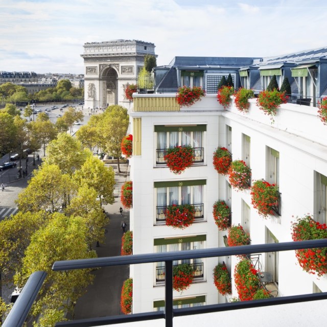 エトワール凱旋門を望むホテルでロマンチックなパリの逸話に浸る